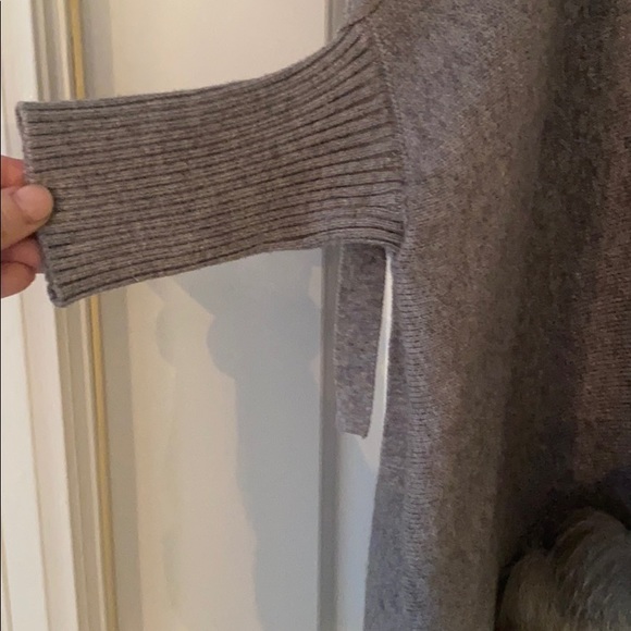 Grey cashmere/faux fur cape. - Picture 3 of 10